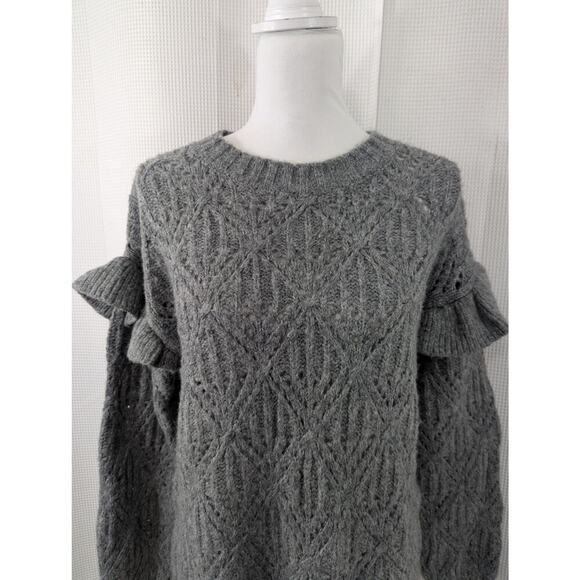 OLD NAVY! SWEET WOOL BLEND, DOVE GRAY RUFFLED SHOULDER SWEATER! SZ M - Picture 3 of 8